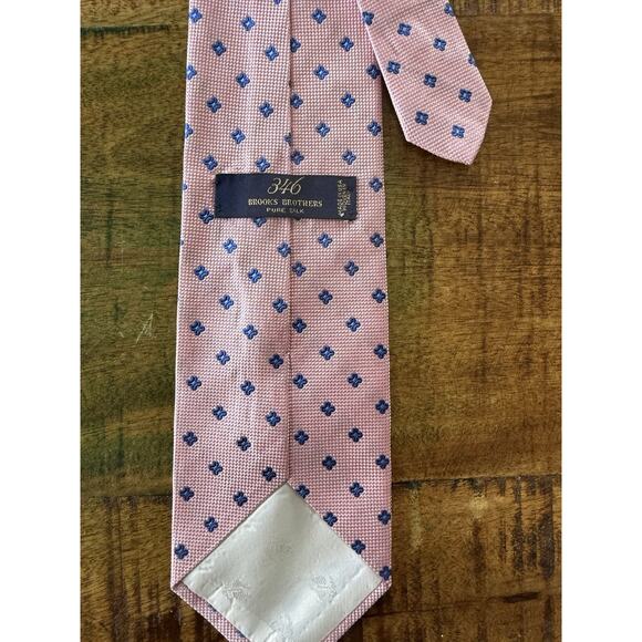Brooks Brothers Men's Tie Necktie 100% Silk Pink & Navy Geometric Pattern - Picture 3 of 4